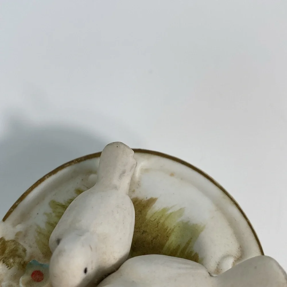 Vintage Lovebirds/Doves trinket box/ring holder storage container. Trinket